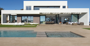 Villa mit Pool, beige 2 cm Keramikfliesen im Außenbereich.